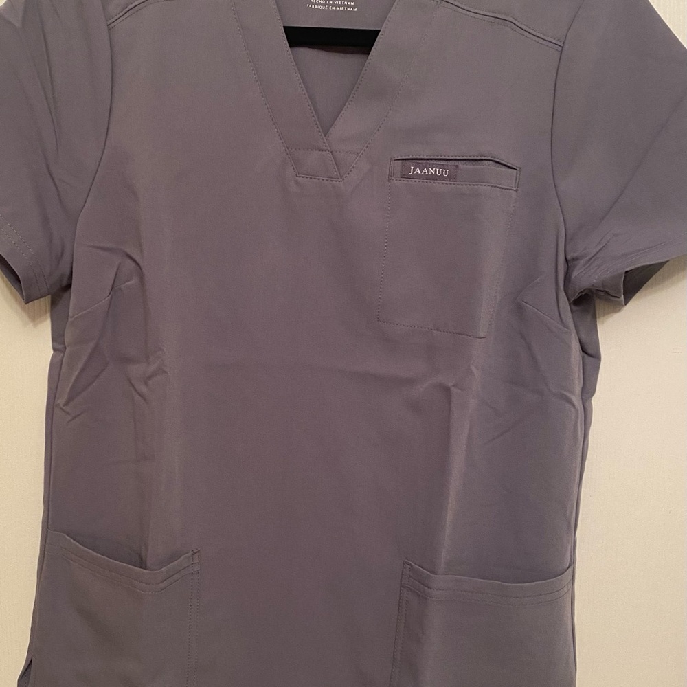 NWT Jaanuu Woman’s 3 -Pocket Gray Short Sleeve Scrub Top - Picture 3 of 3